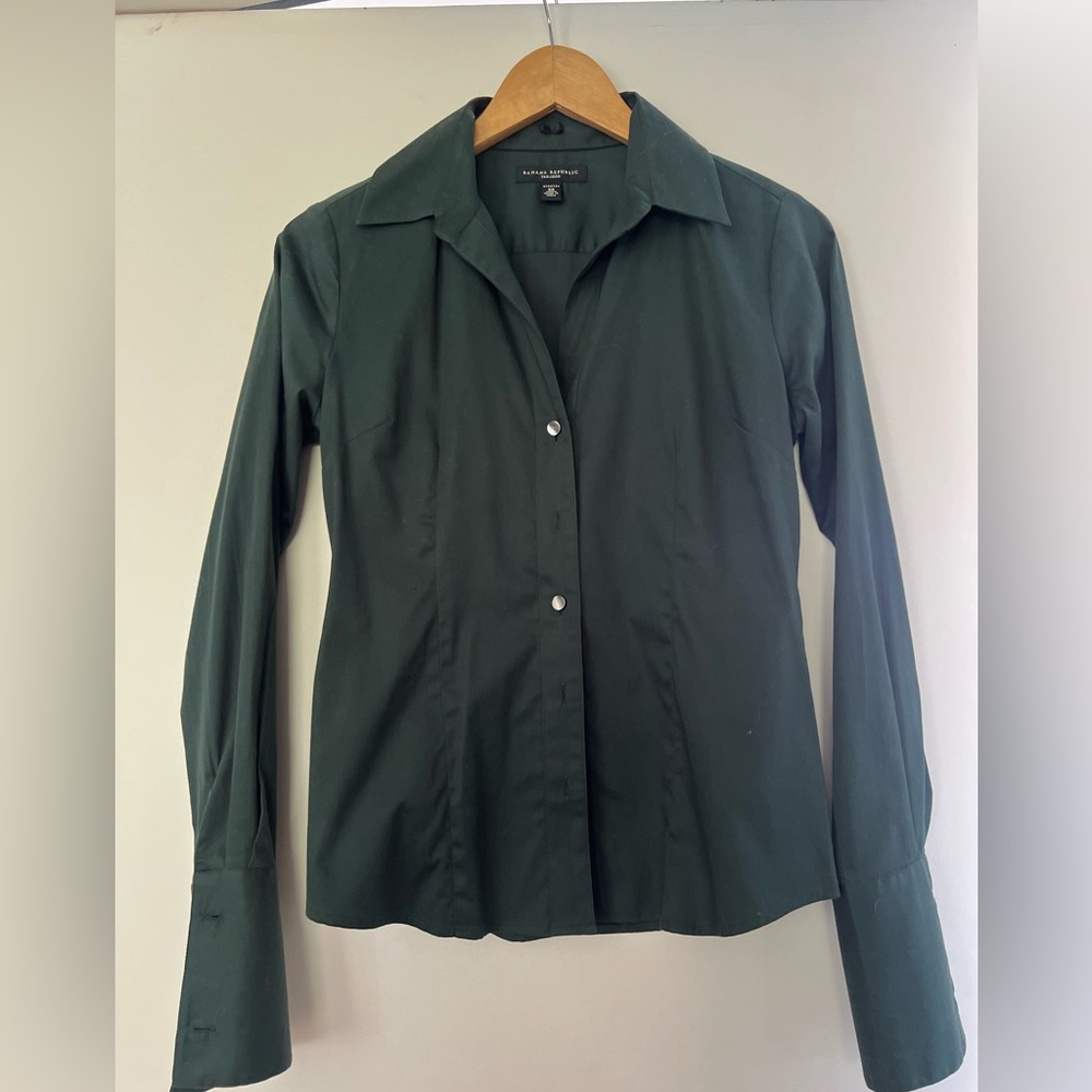 Banana Republic forest green stretch dress/suit shirt. Size XS